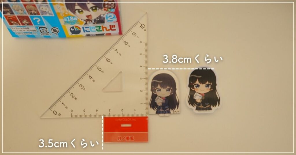 月ノ美兎のクリアスタンドと定規を並べて、クリアスタンドの高さを測っている画像