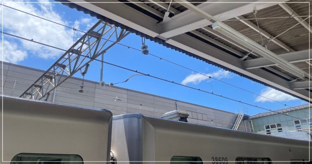飯能駅のホームからのぞいた青空の画像（2026年5月撮影）