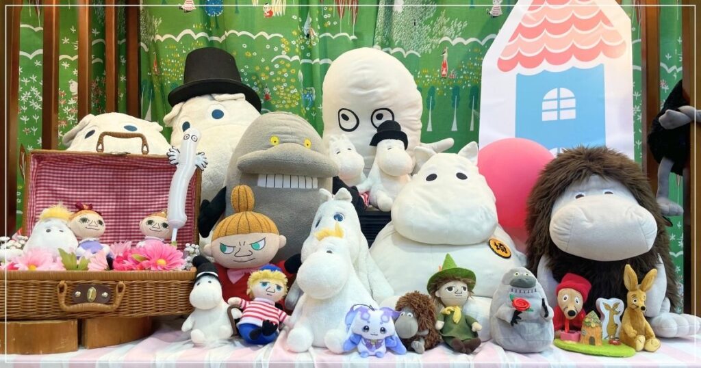 埼玉県飯能市にある休暇村 奥武蔵の、エントランスにあるムーミンのぬいぐるみたちの画像（2026年5月撮影）