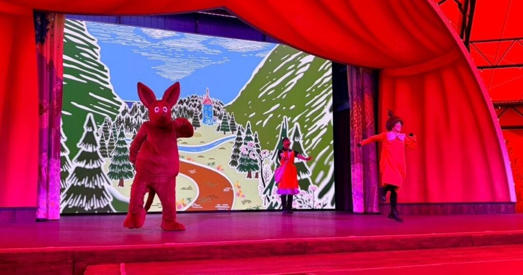 ムーミンバレーパーク内にあるエンマの劇場でのショーの様子