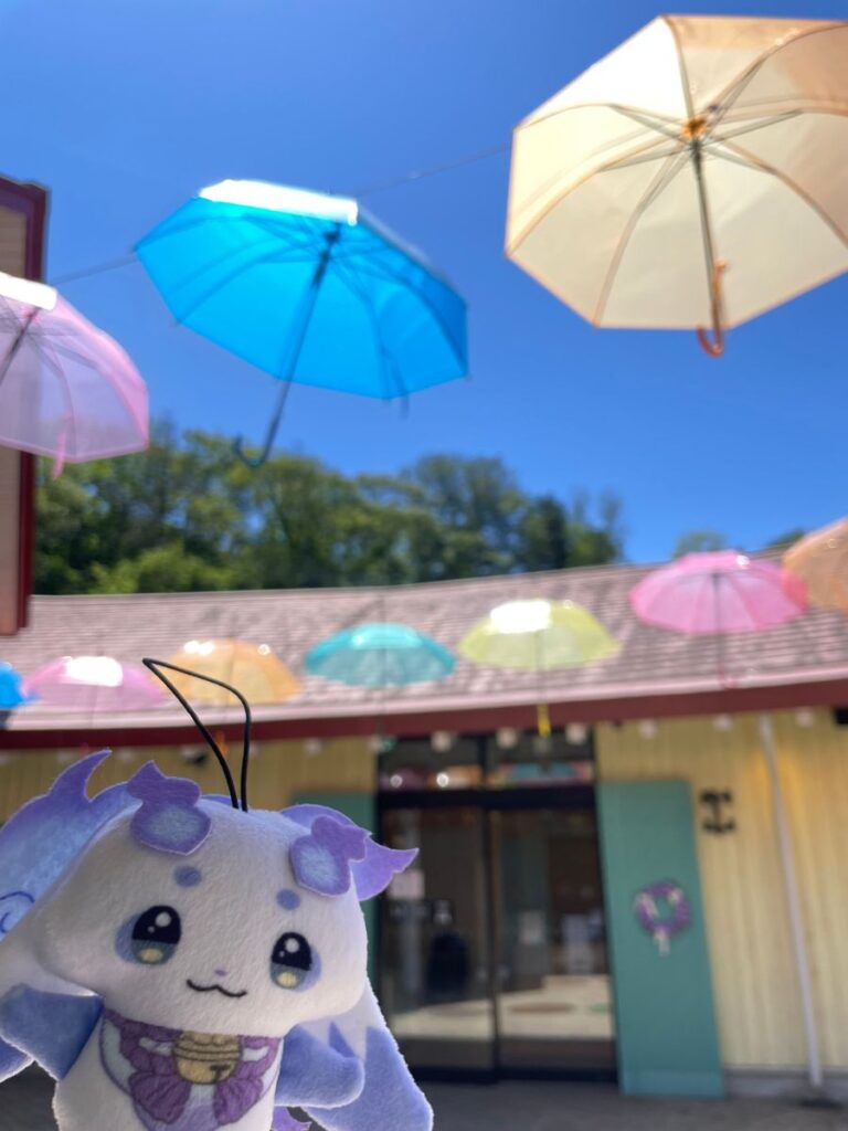 ムーミンバレーパークに入ってすぐにあった傘の風景