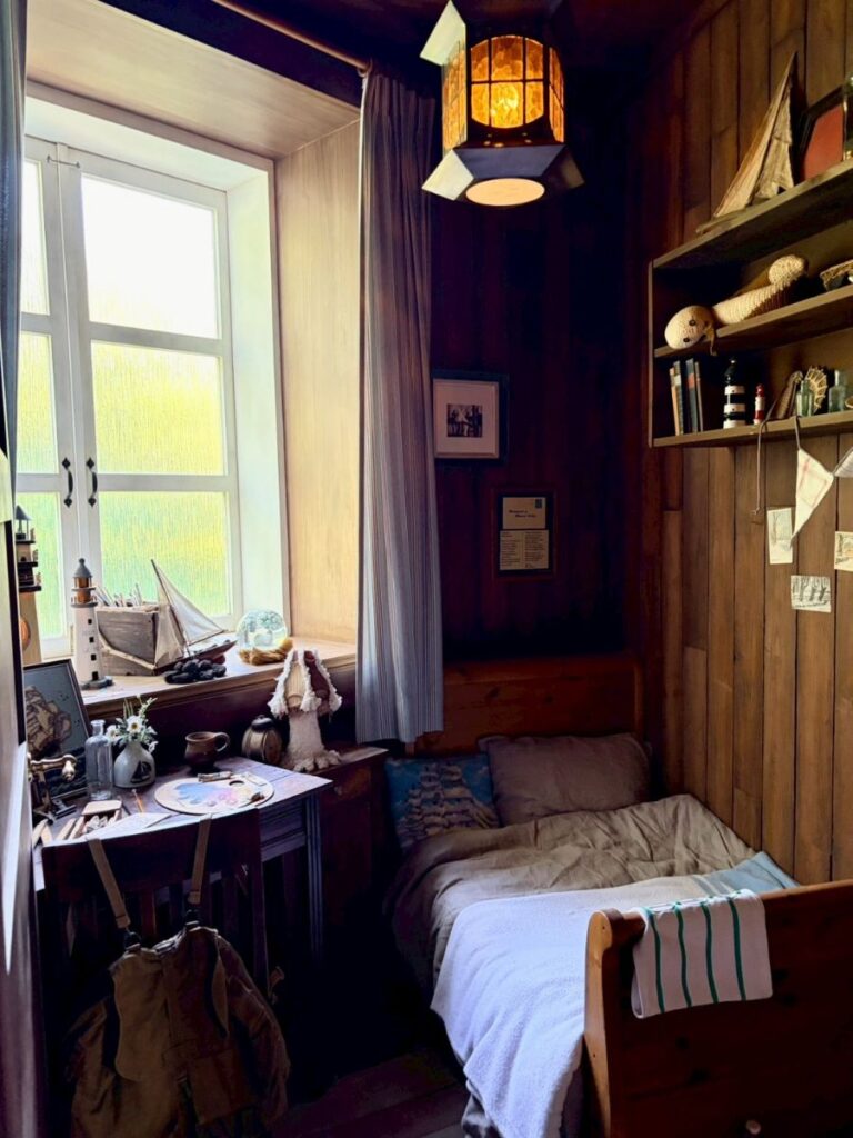 ムーミンバレーパークにあるムーミン屋敷のムーミンの部屋の様子