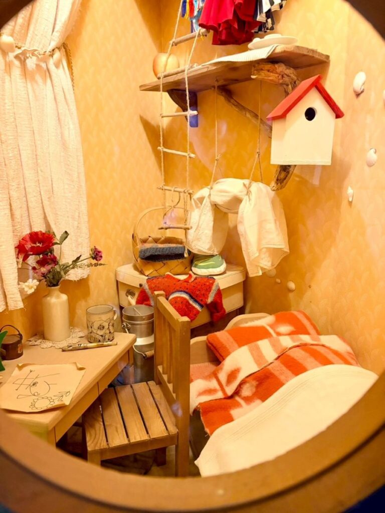 ムーミンバレーパークにあるムーミン屋敷のリトルミイの部屋の様子