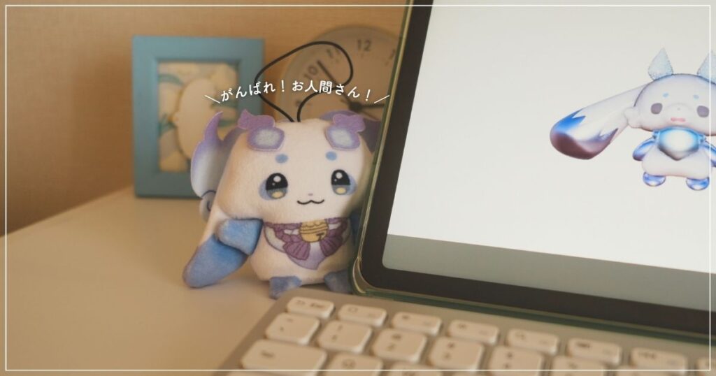 ルンルンのにじぱぺっとがタブレットの後ろから顔を出している画像